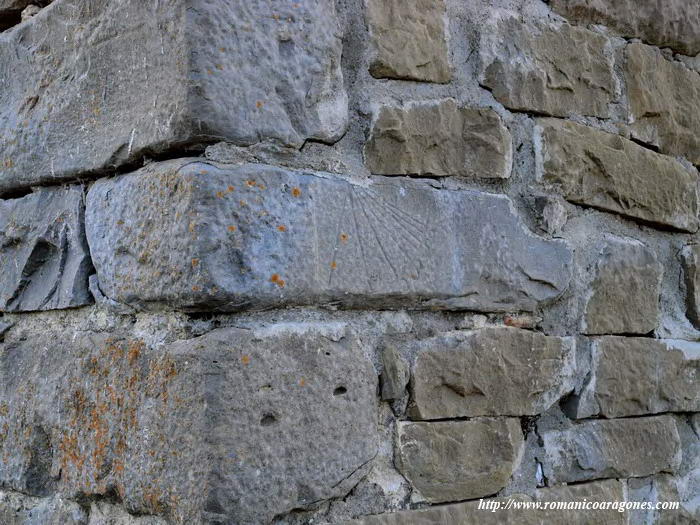 SILLAR EN LA ESQUINA NOROESTE DEL TEMPLO, SOBRE SILLAR ARCAICO